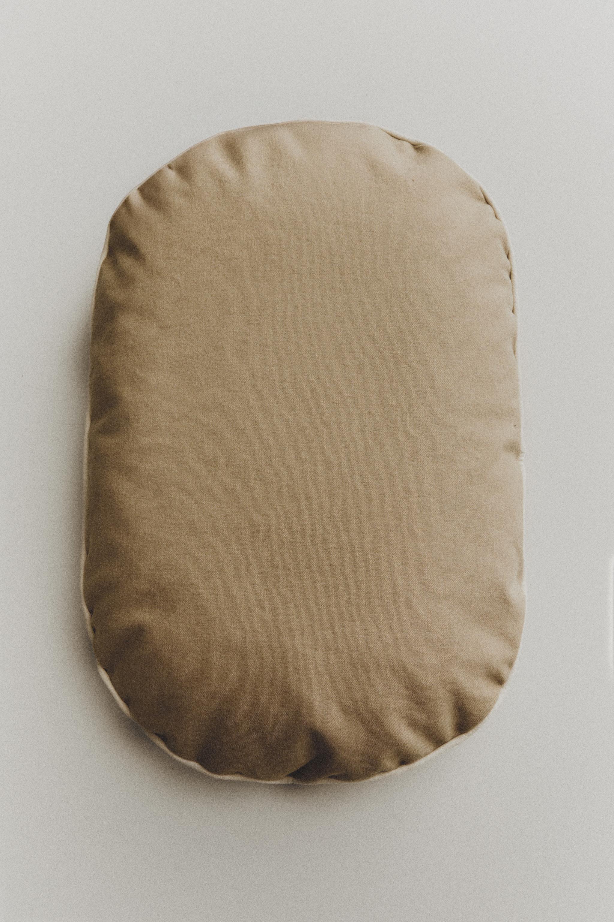 OVAL PET CUSHION WITH PIPING